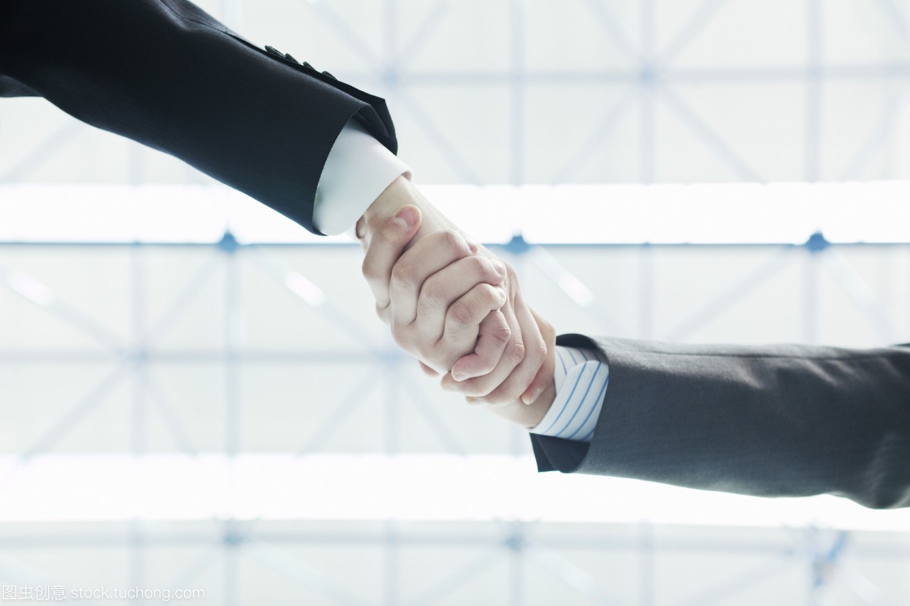 商界握手 廣告設(shè)計(jì)中的信任與合作象征